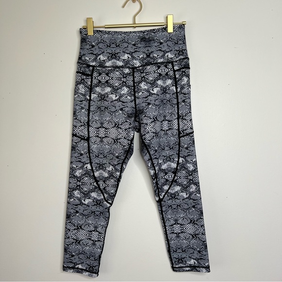 Zyia Size 6-8 Cobra Metallic Pocket Light n Tight Hi-Rise Capri 20” - Picture 1 of 6